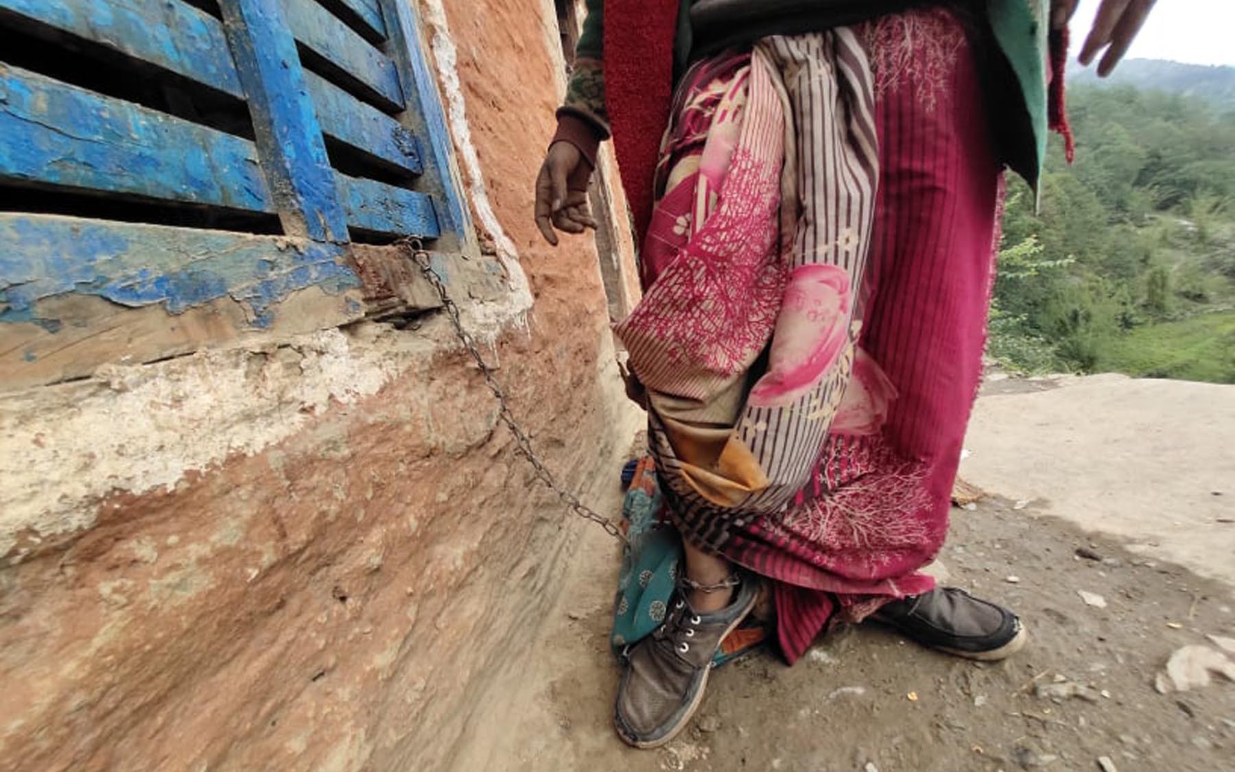दुई वर्षदेखि कुकुर बाँध्ने साङलोमा, औषधि खाने पैसा छैन