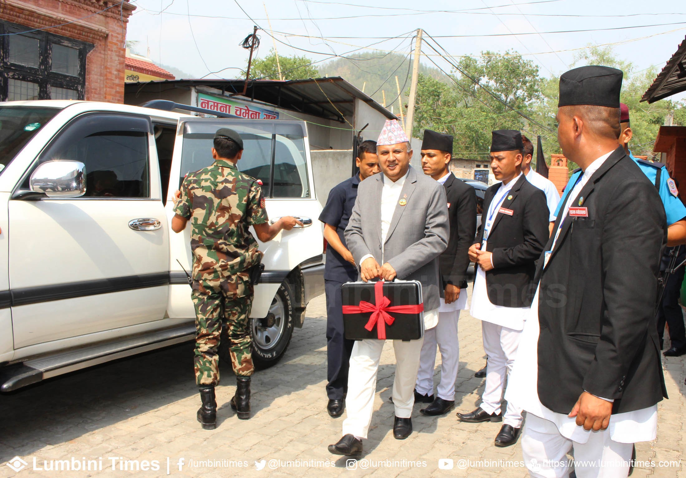 बजेट पेश गर्ने क्रममा अर्थमन्त्री समेत रहेका मुख्यमन्त्री शंकर पोखरेल । फाइल तस्वीर