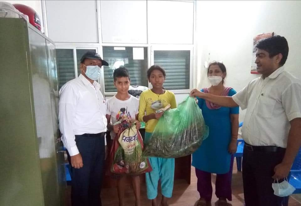 बुटवलमा बालबालिकाले बेचे ८ किलो सलह कीरा