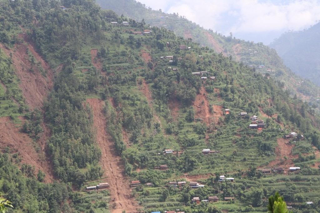 पहिरोमा फसेकी महिलाको १८ घण्टापछि जिवितै उद्धार, सडक अवरुद्ध भएपछि उपचारमा समस्या
