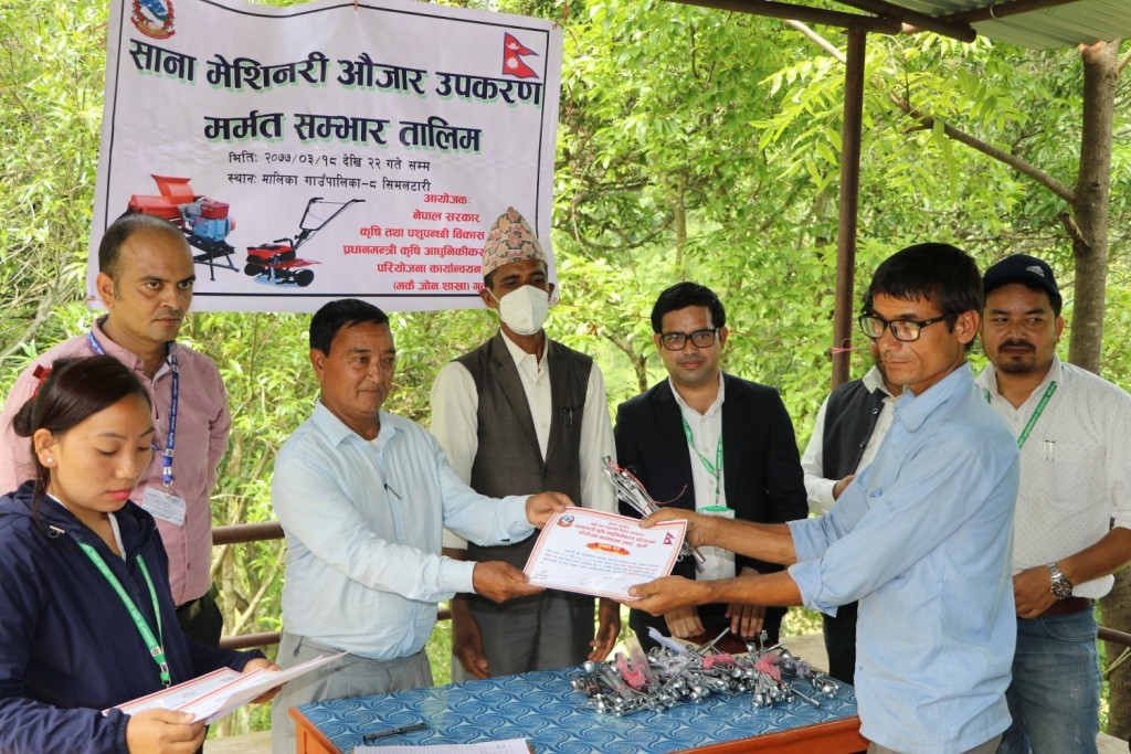 साना मेसिनरी औजार उपकरण मर्मत संभार तालिमको प्रमाणपत्र प्राप्त गर्दै एक युवा ।