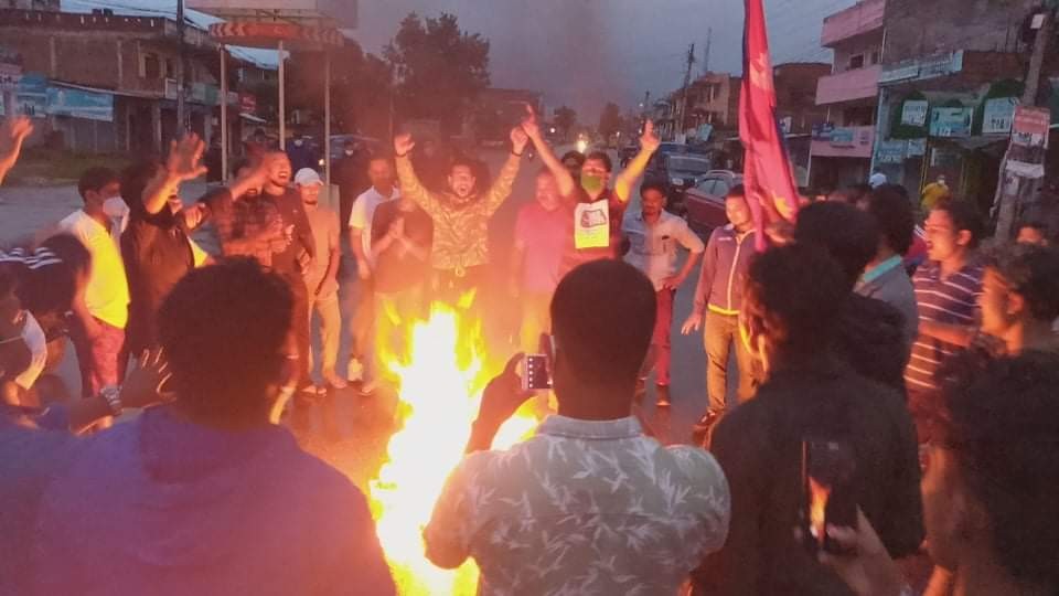 भारतीय मिडियाविरुद्ध दाङमा प्रदर्शन, प्रदर्शनकारीले जीन्यूजका प्रस्तोताको तस्विर जलाए