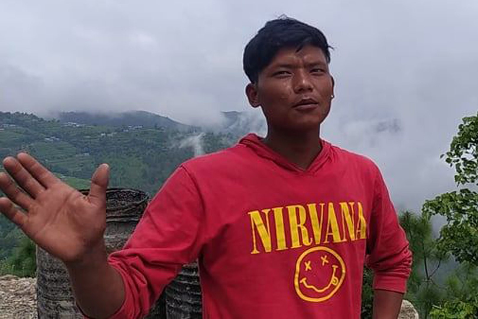 'म हुत्तिएर बाटो छेउँको पिल्लर समातेर बाँचे, साथीहरु ट्याक्टरसँगै भिरबाट तल खसे'