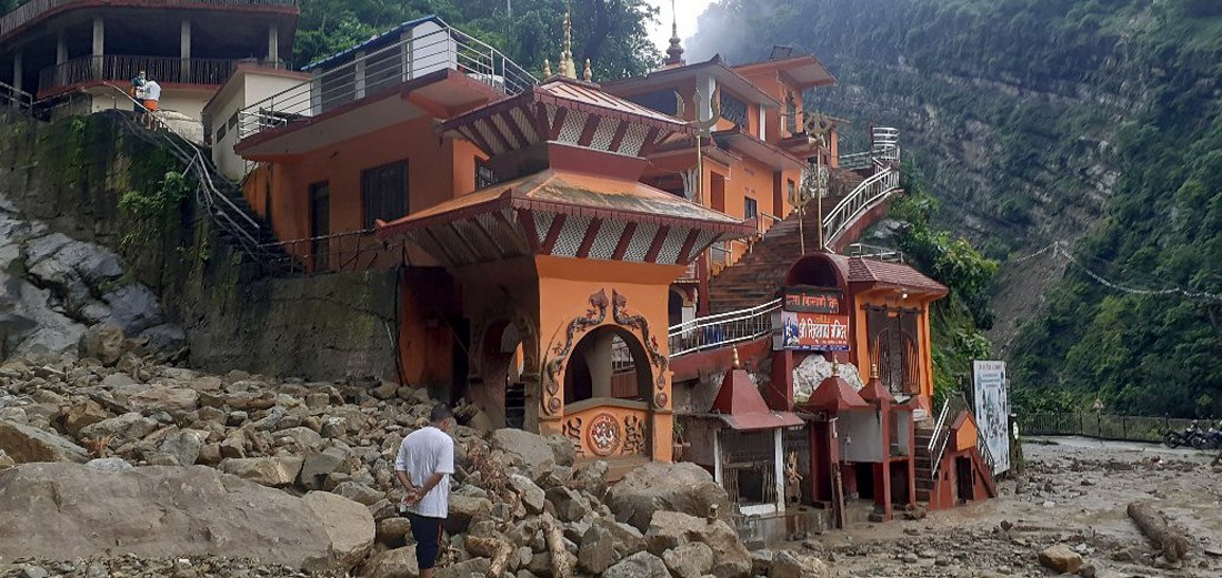 पहिरोसहितको बाढीका कारण सिद्धबाबा मन्दिर क्षेत्र जोखिममा