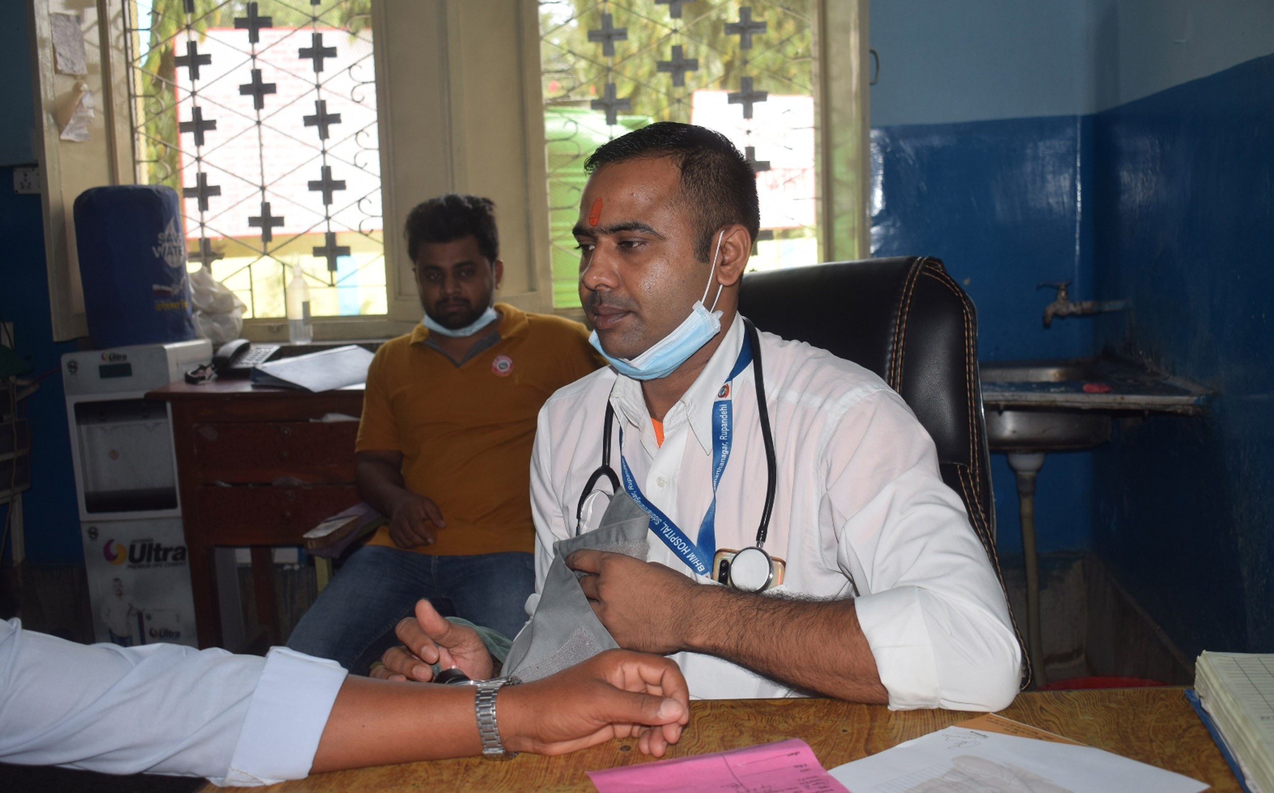 ज्यानै जानसक्ने जोखिम थियो, तर आफ्नोभन्दा संक्रमितको ज्यान जोगाउन खटियौं