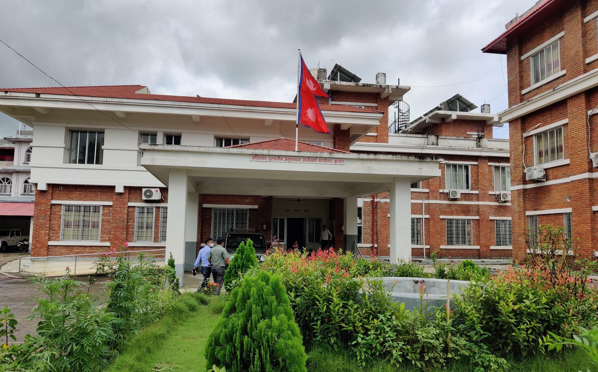 अख्तियारको स्टिङ अपरेशनमा ३ उपसचिव सहित १३ जना सरकारी कर्मचारी समातिए