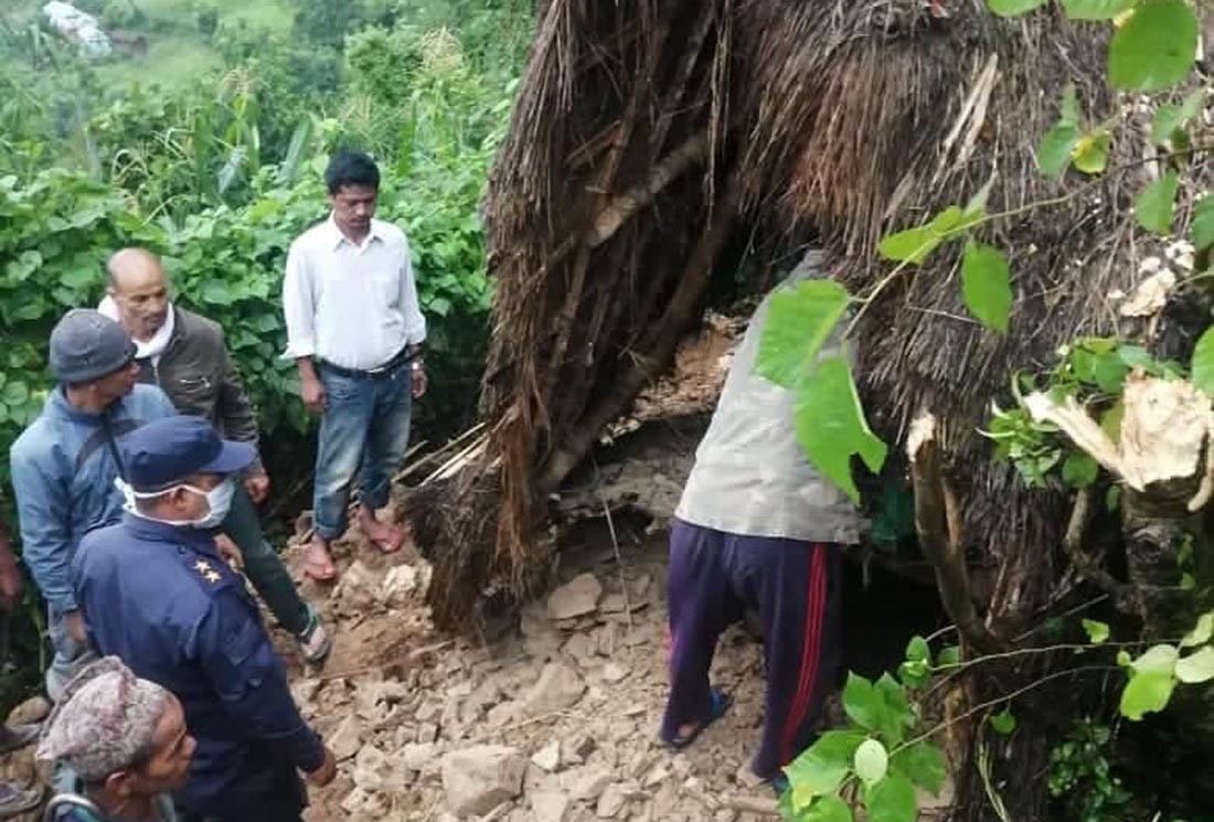 पहिरोले घर पुर्दा दाङमा आमाछाेरीकाे मृत्युु