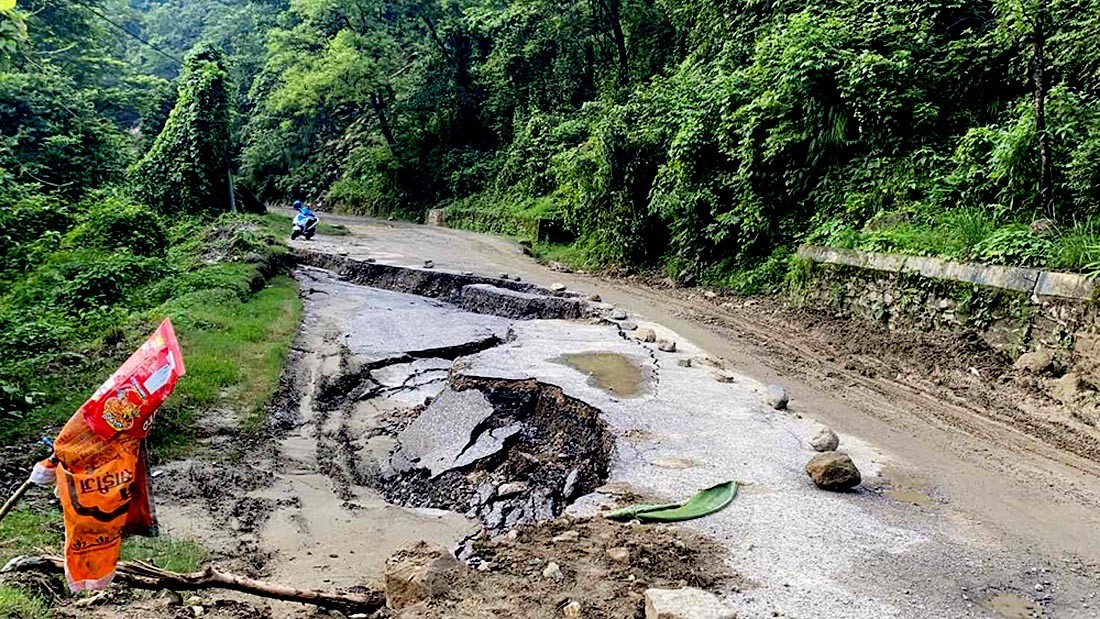 सिद्धार्थ राजमार्गको दोभान र झुम्सामा सडक भासियो, ठूला गाडी चल्न रोक