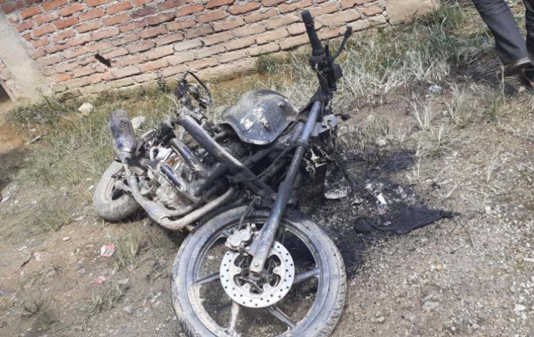 अज्ञात समुहद्वारा मोटरसाइकलमा आगजनी