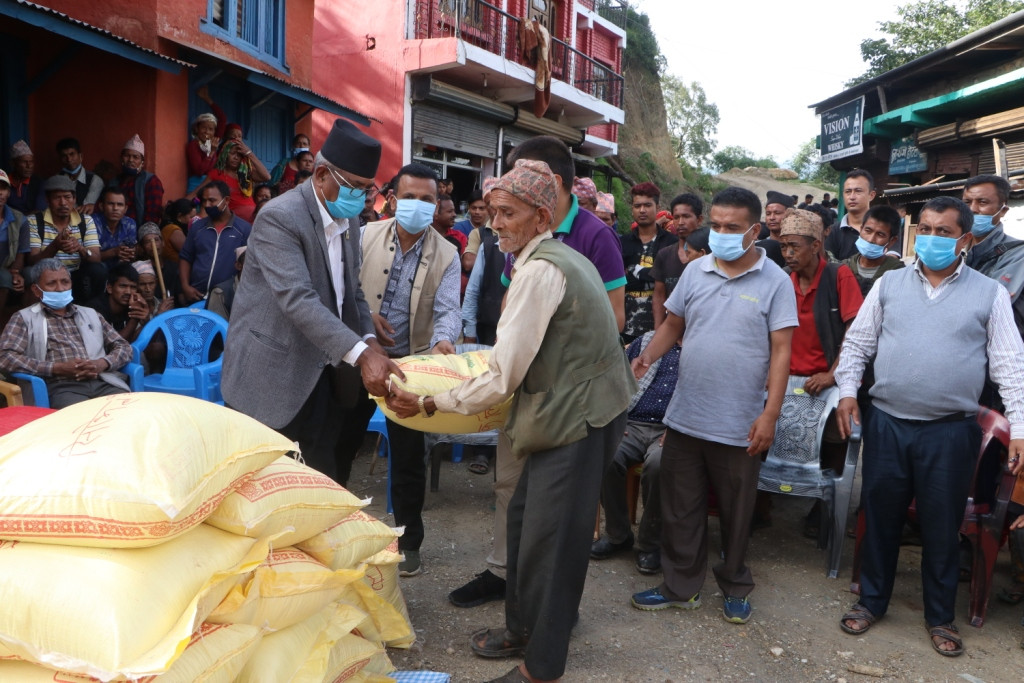 गुल्मीमा पहिरो पीडितलाई खाद्यान्न सहयोग