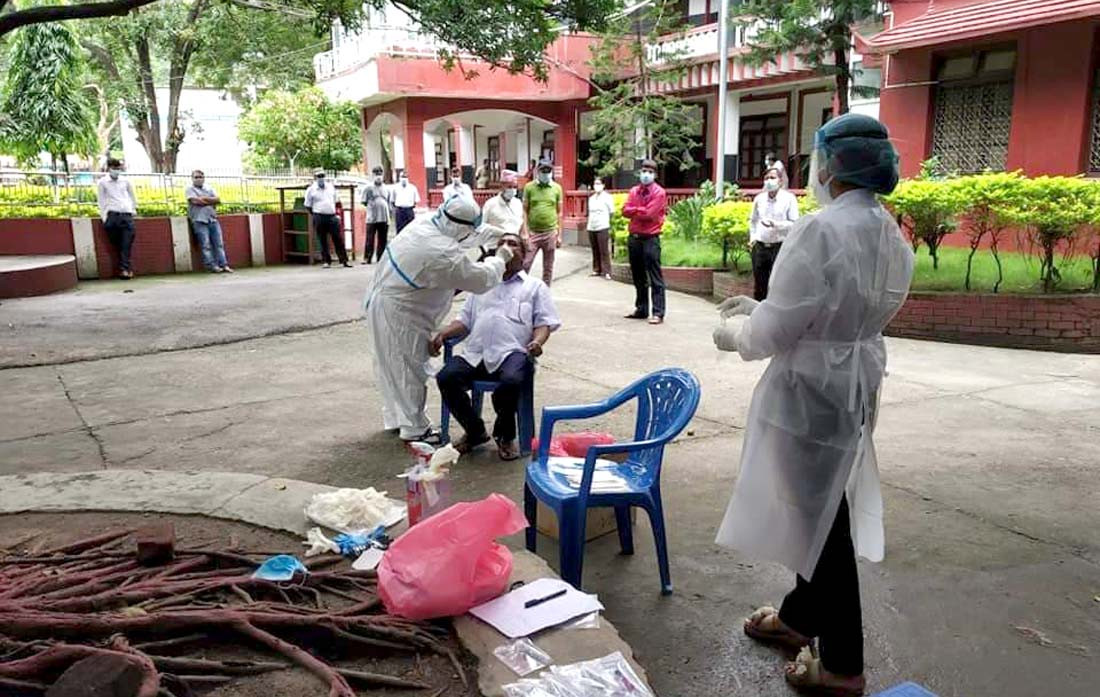 बुटवल उपमहानगरका २८ कर्मचारीको पीसीआर परीक्षणका लागि स्वाब संकलन