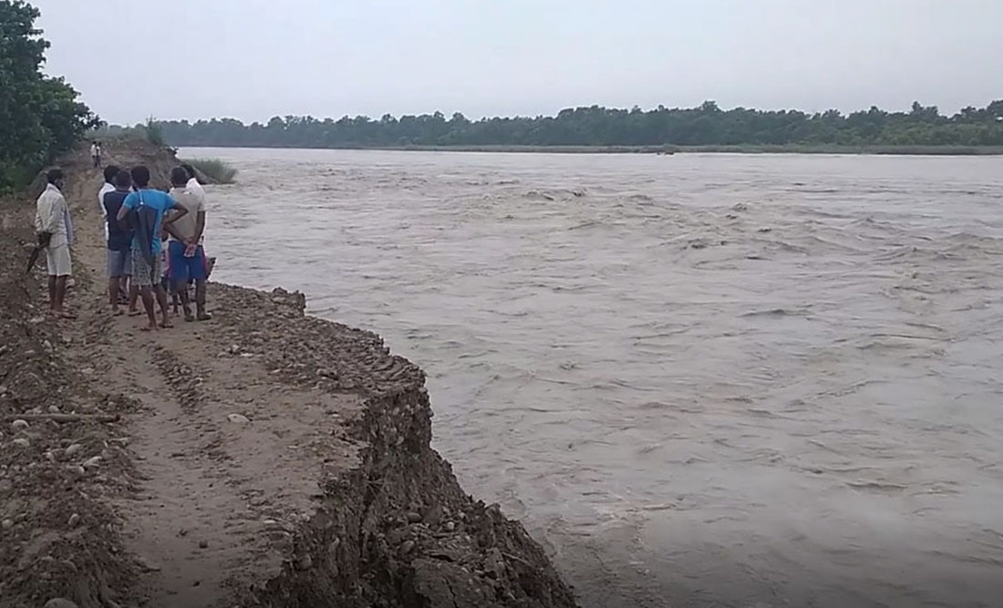 कर्णाली नदीको तटबन्ध भत्कियो : राजापुर उच्च जोखिममा