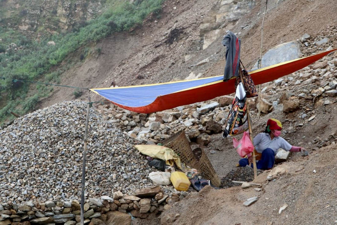 'आँखै अगाडि श्रीमानको ज्यान गयो, केटाकेटीको गास धान्न गिट्टी कुट्छु'