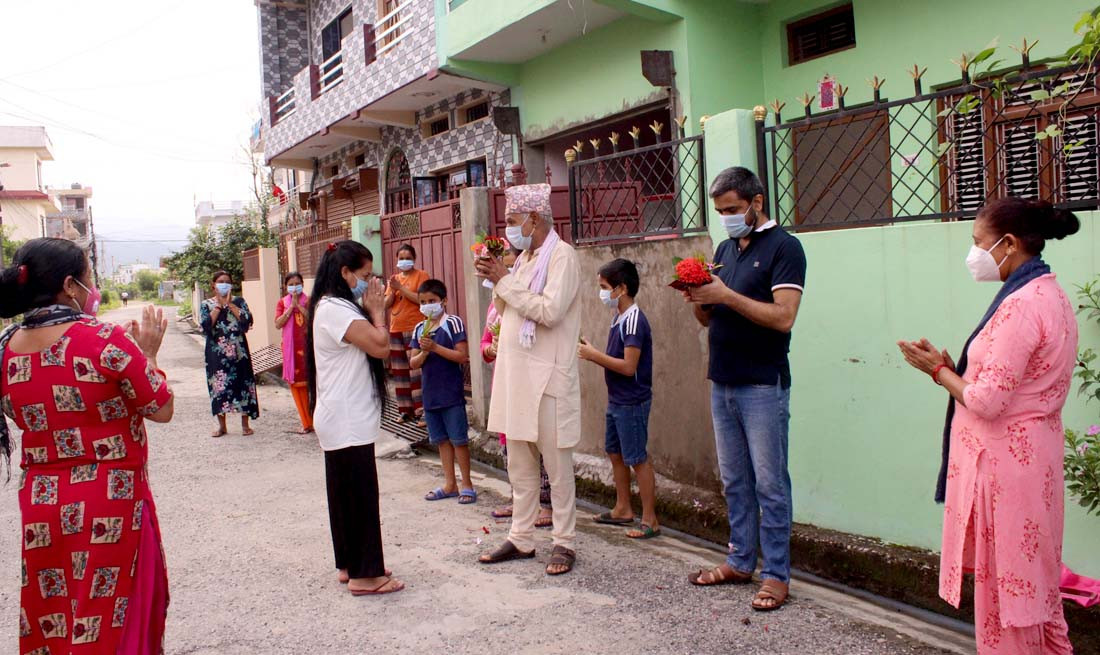 संक्रमणमुक्त भएकाहरुलाई छिमेकीले गरे स्वागत