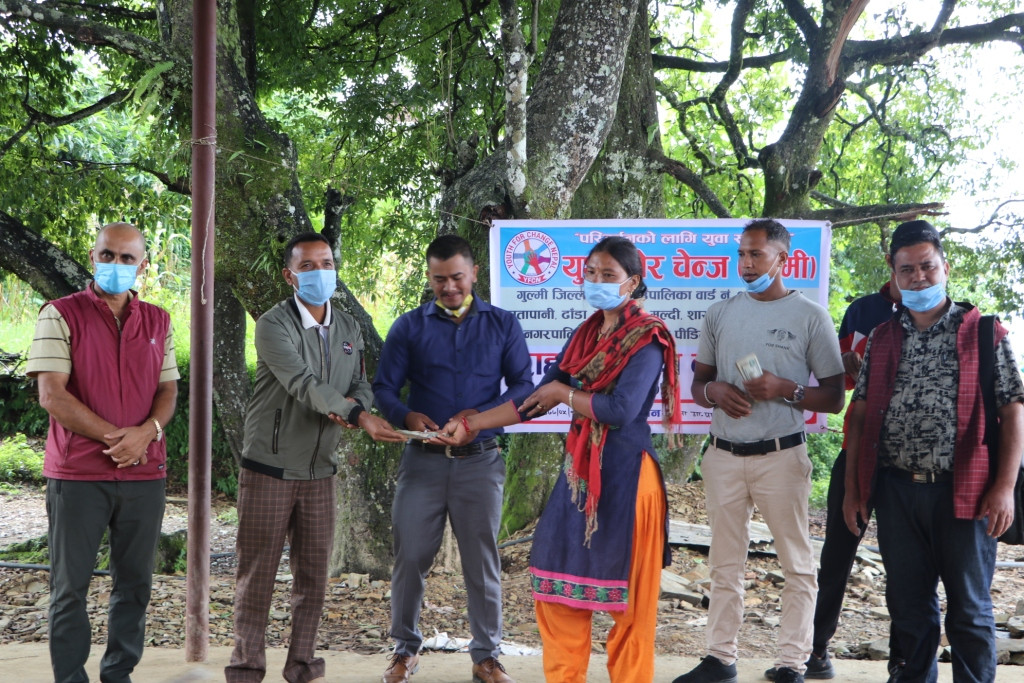 युथ फर चेन्ज गुल्मीले पहिरो पीडितलाई दियो साढे ५ लाख सहयोग