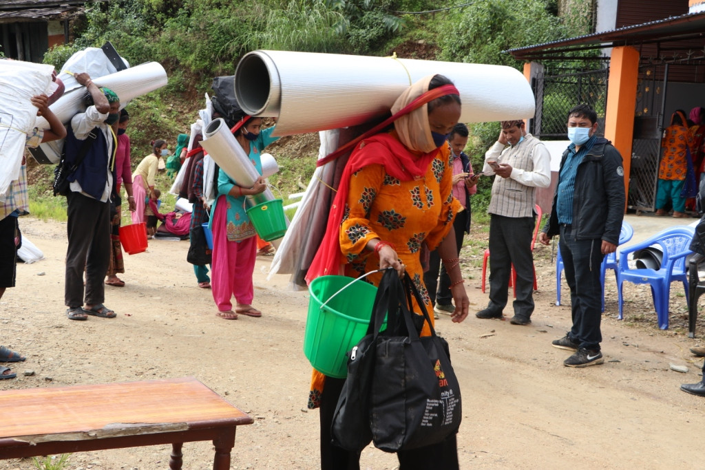 पहिरो प्रभावित ७५ घर परिवारलाई राहत वितरण