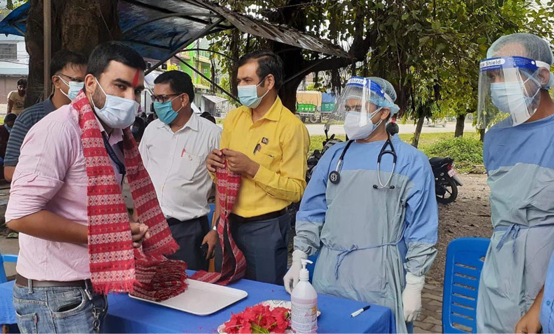 संक्रमणमुक्त भएका मुटु अस्पतालका स्वास्थ्यकर्मी र कर्मचारीलाई स्वागत