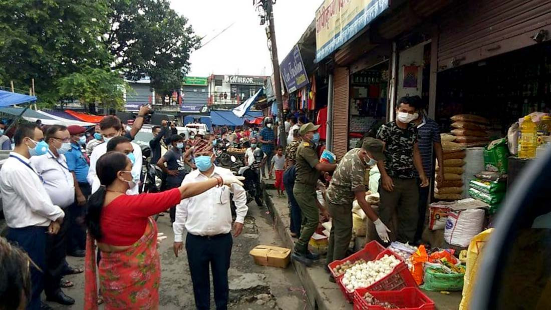 बुटवलमा बजार अनुगमन, ४५ रुपैयाँमा किनेको प्याज एक सय २० रुपैयाँमा बेच्नेलाई कारबाही
