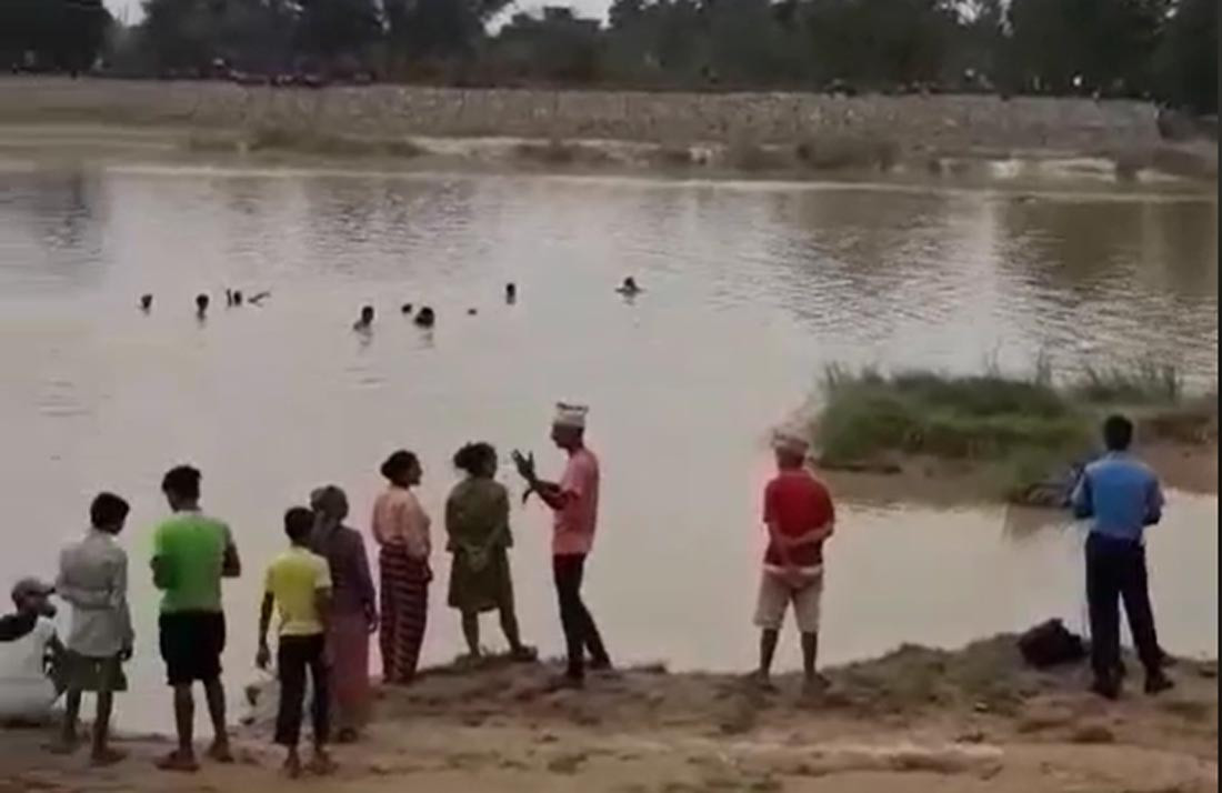 देवदहमा बाढीले कुखुराको खोर बगायो