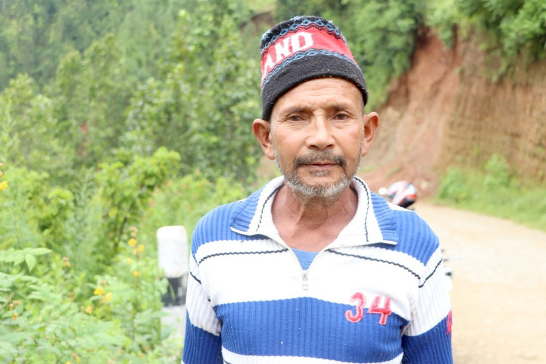 पहिरोमा भाग्यले बाँचेका तिलक, भन्छन्: भीरमा घाँस छोपेर अडिएँ