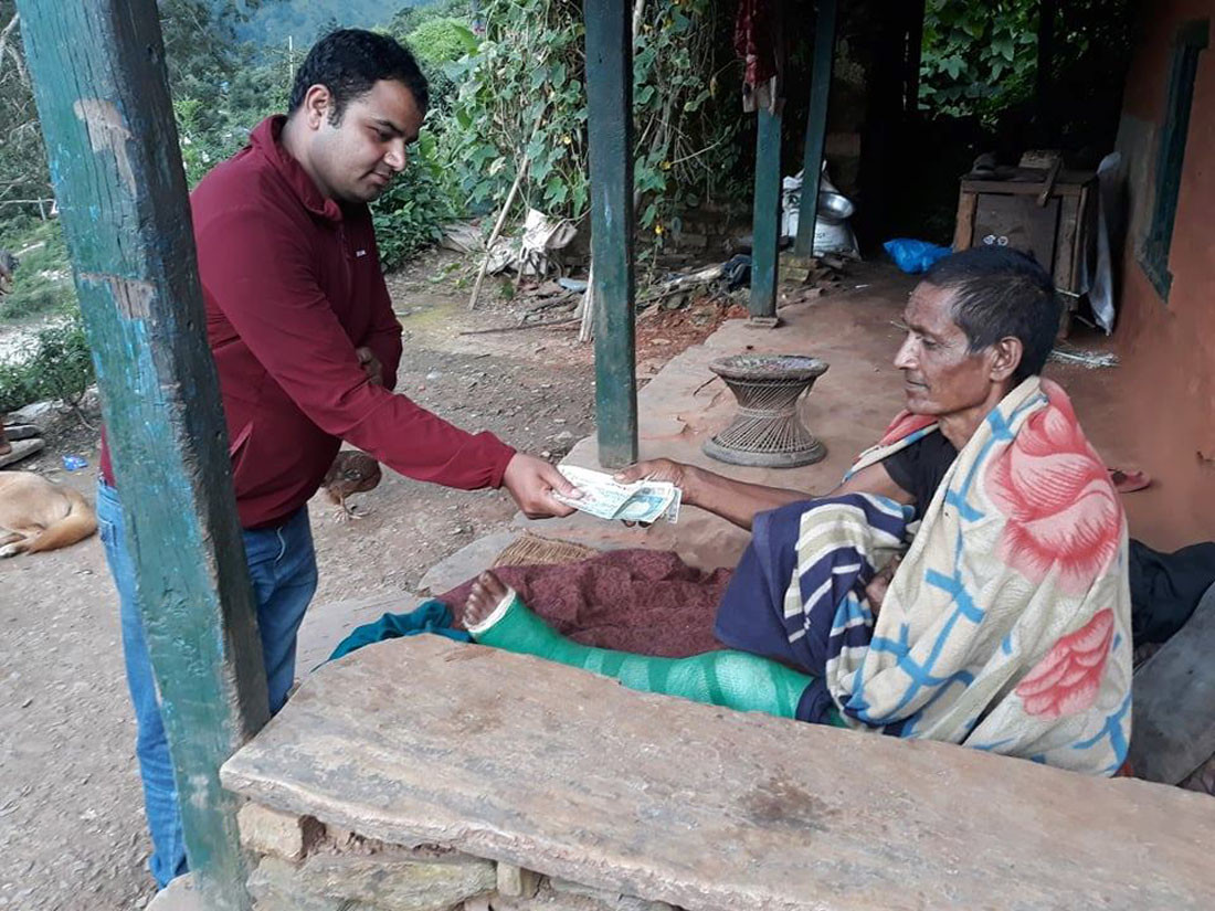 तीन ठाउँबाट खुट्टा भाँचिएपछि बिस्तारामै थलिएका  बिकको उपचारमा सहयोग