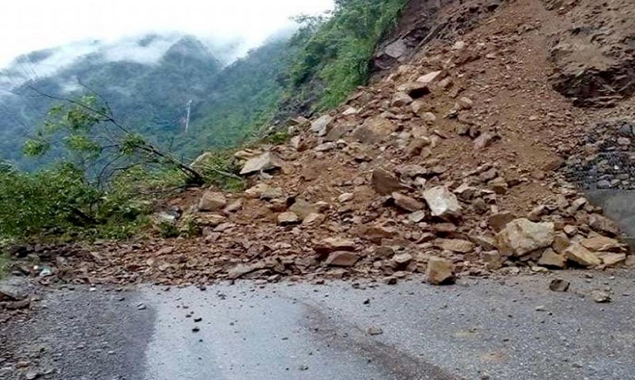 दाउन्नेमा पहिरोले बस पुर्दा एक जनाको मृत्यु, ७ जना घाइते