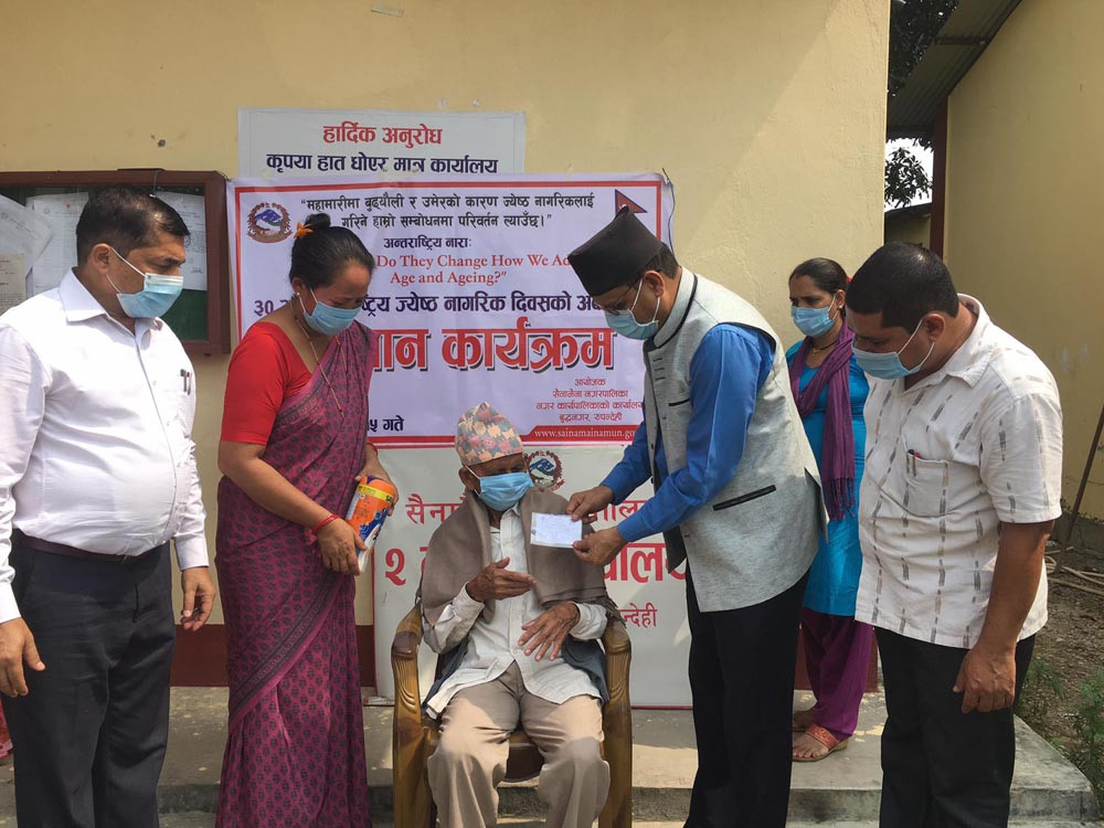 घरघरमै पुगेर सैनामैना नगरपालिकाले ज्येष्ठ नागरिकलाई गर्‍यो सम्मान