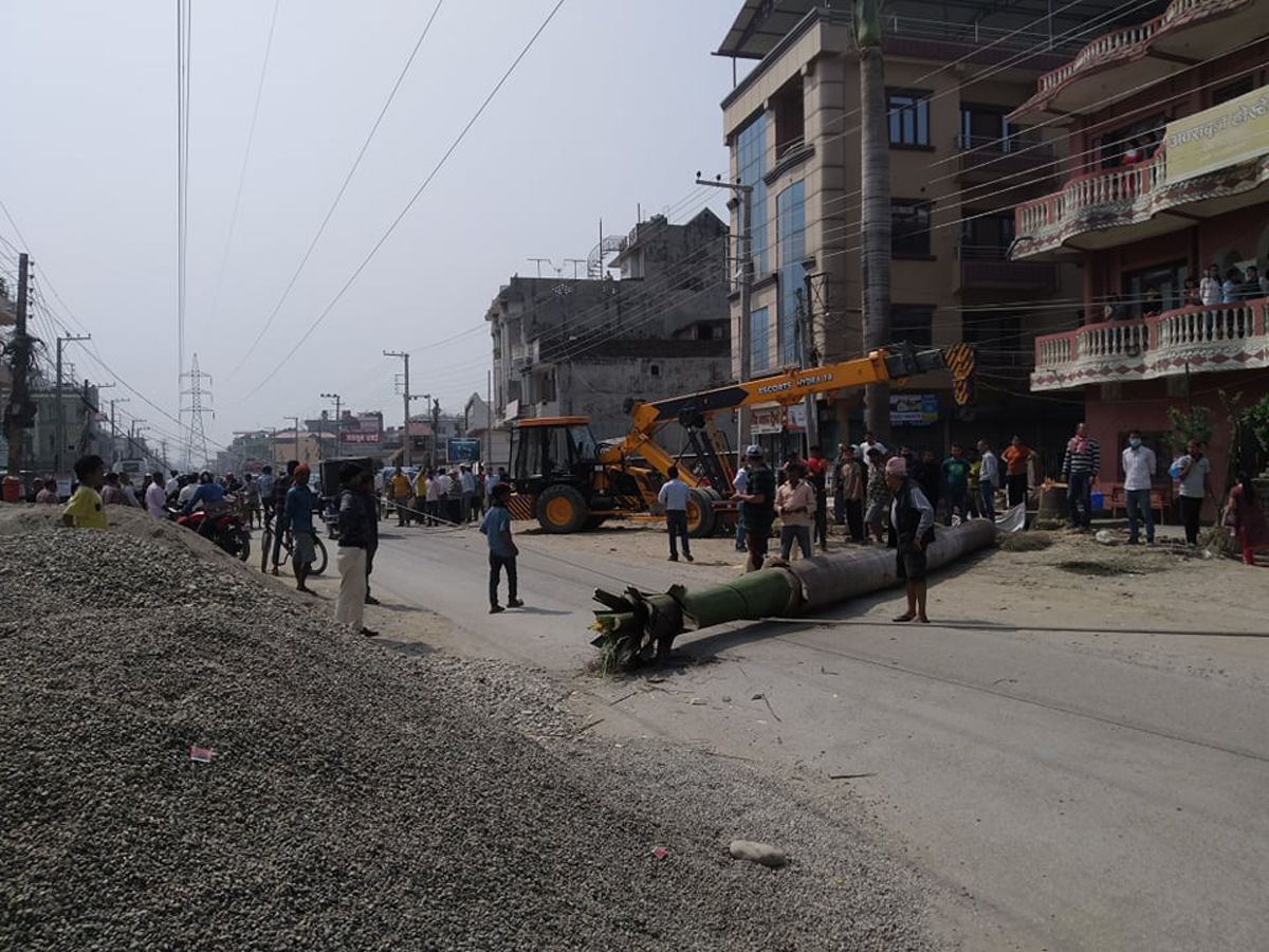 बुटवलको कालिकापथमा मुख्य ट्रान्समिसन लाइनको तार खस्दा सडक अवरुद्ध, ठूलो जोखिम टर्‍यो