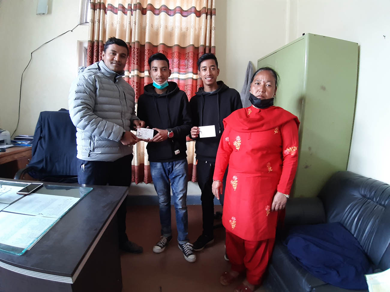 दुई वर्षको संघर्षपछि जुम्ल्याहा दाजुभाईले पाए आमाको नामबाट नागरिकता
