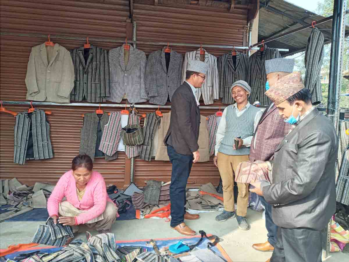 एमाले महाधिवेशनमा चम्कियो अल्लो कपडाको व्यापार, दिनकै एक लाख कमाउँछन् बुढामगर दम्पती