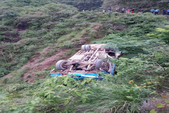 दाङको शिरखोलामा २९ यात्रु बोकेको बस दुर्घटना, ८ जना यात्रु घाइते