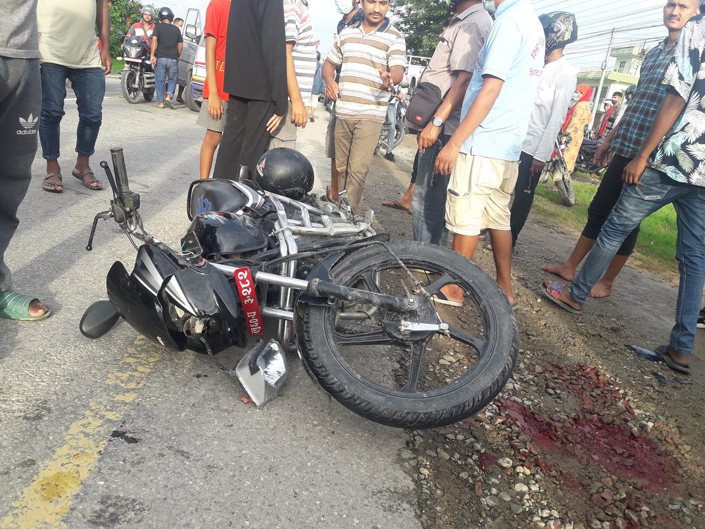सैनामैनामा दुई मोटरसाइकल ठोकिए, तीन जना गम्भीर घाइते
