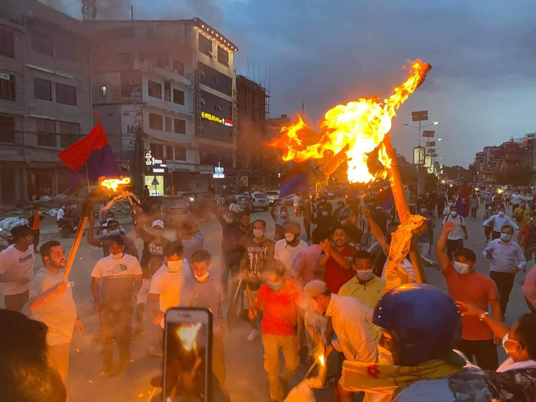 युवासंघले बुटवलको ट्राफिक चोकमा निकाल्यो मसाल जुलुस, प्रहरीको हस्तक्षेप (तस्वीरहरु)
