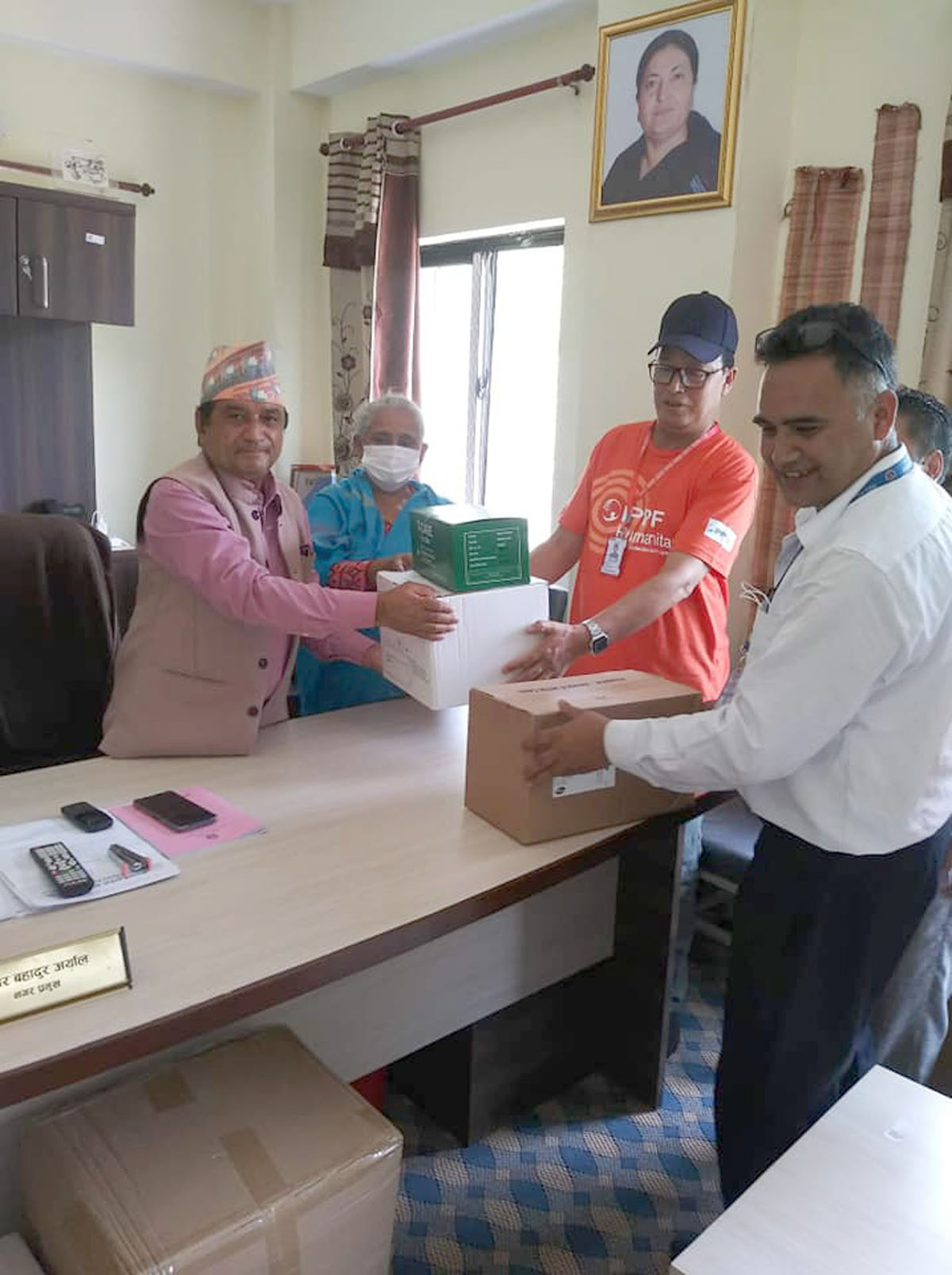 परिवार नियोजनको साधन सहित ‘डिग्निटी किट’ हस्तान्तरण