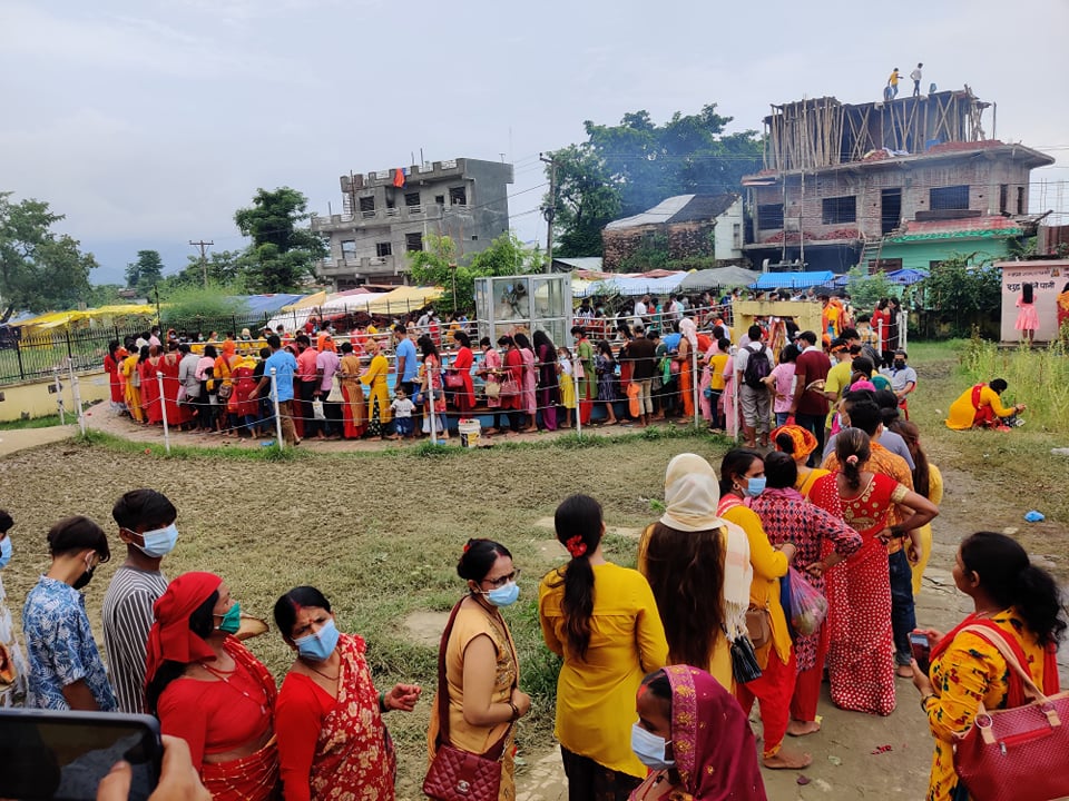 साउनको अन्तिम सोमबार पर्रोहा बोलबम धाममा दर्शनार्थीको घुँइचो (तस्वीरहरु)