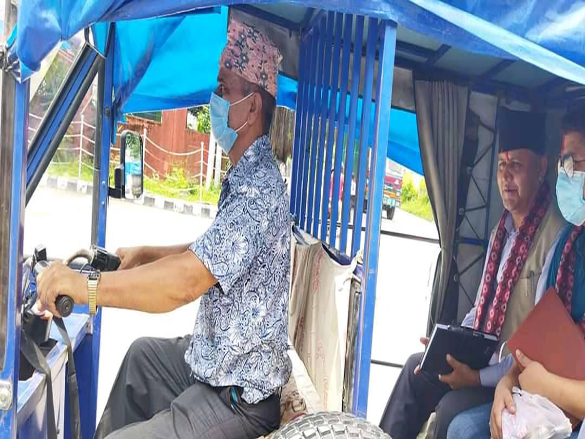 लुम्बिनीका पदमुक्त मन्त्री आचार्य सरकारी आवासबाट ई-रिक्सामा बाहिरिए