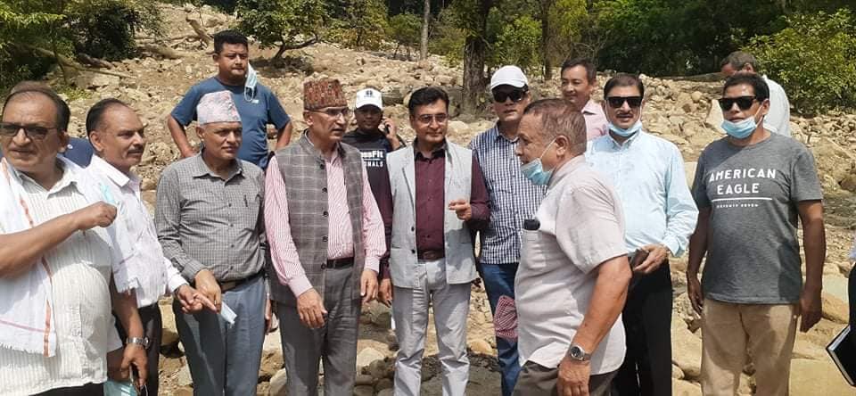 एमालेका नेता पौडेल र रायमाझीद्वारा चुरे क्षेत्रमा गएको पहिरोको निरीक्षण