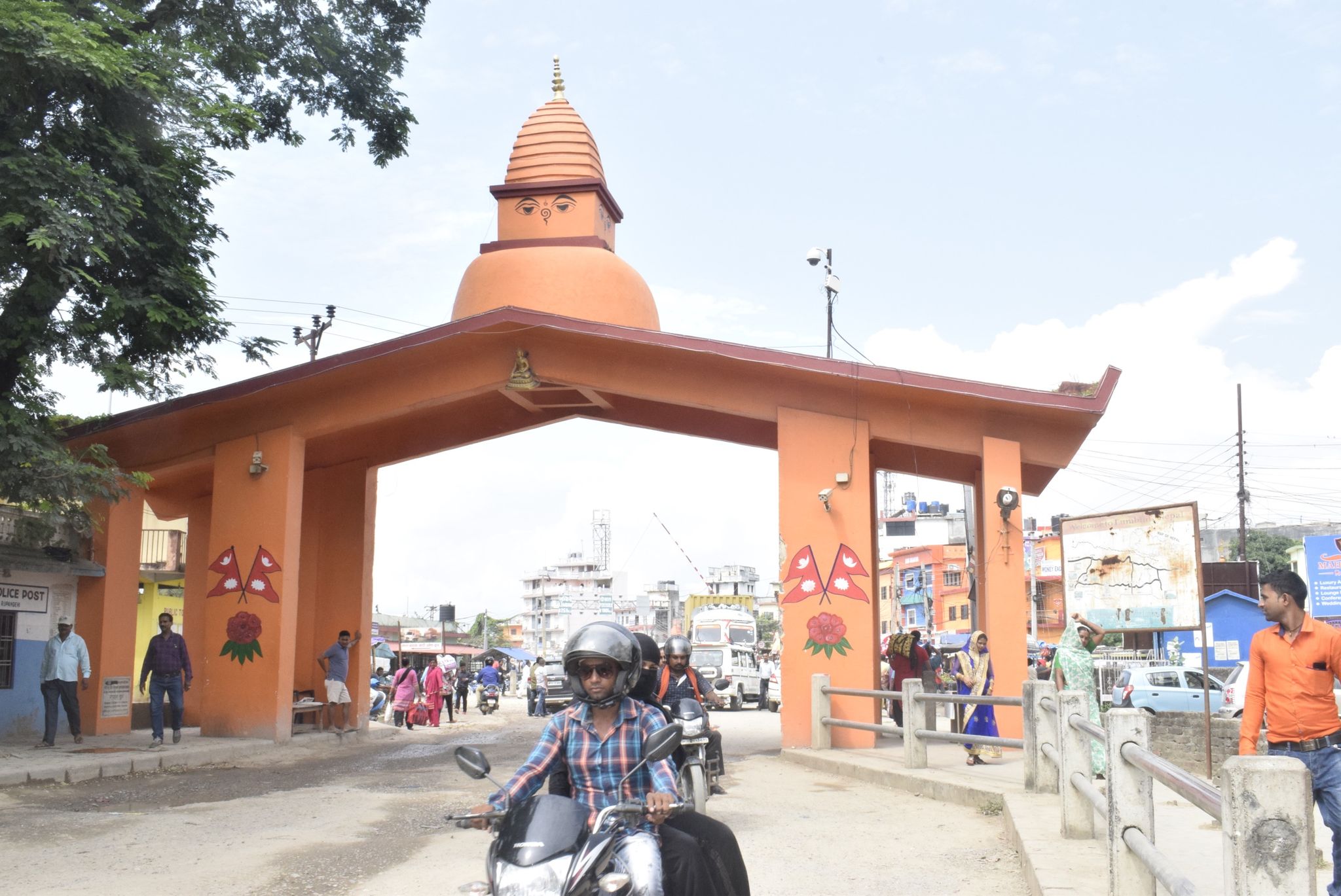 सीमापार गराउने भन्दै घुस लिने प्रहरीसहित २ जना पक्राउ
