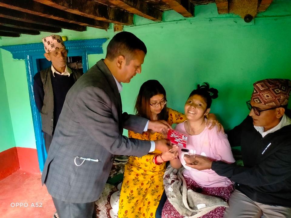 घरमै पुगेर अनितालाई परिचपत्र 