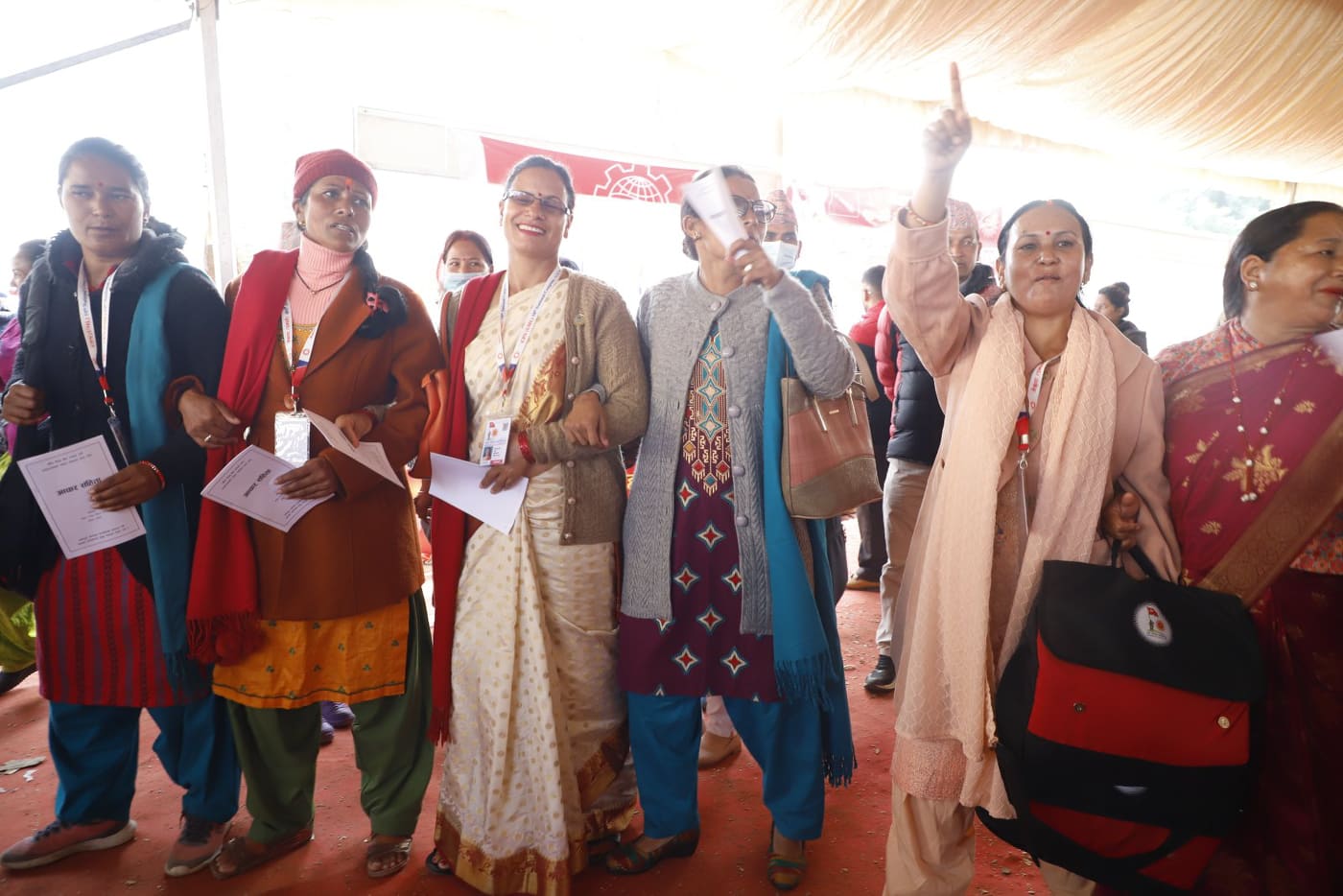 नेताहरू बैठकमै व्यस्त, महाधिवेशन प्रतिनिधि देउडामा रमाउँदै 