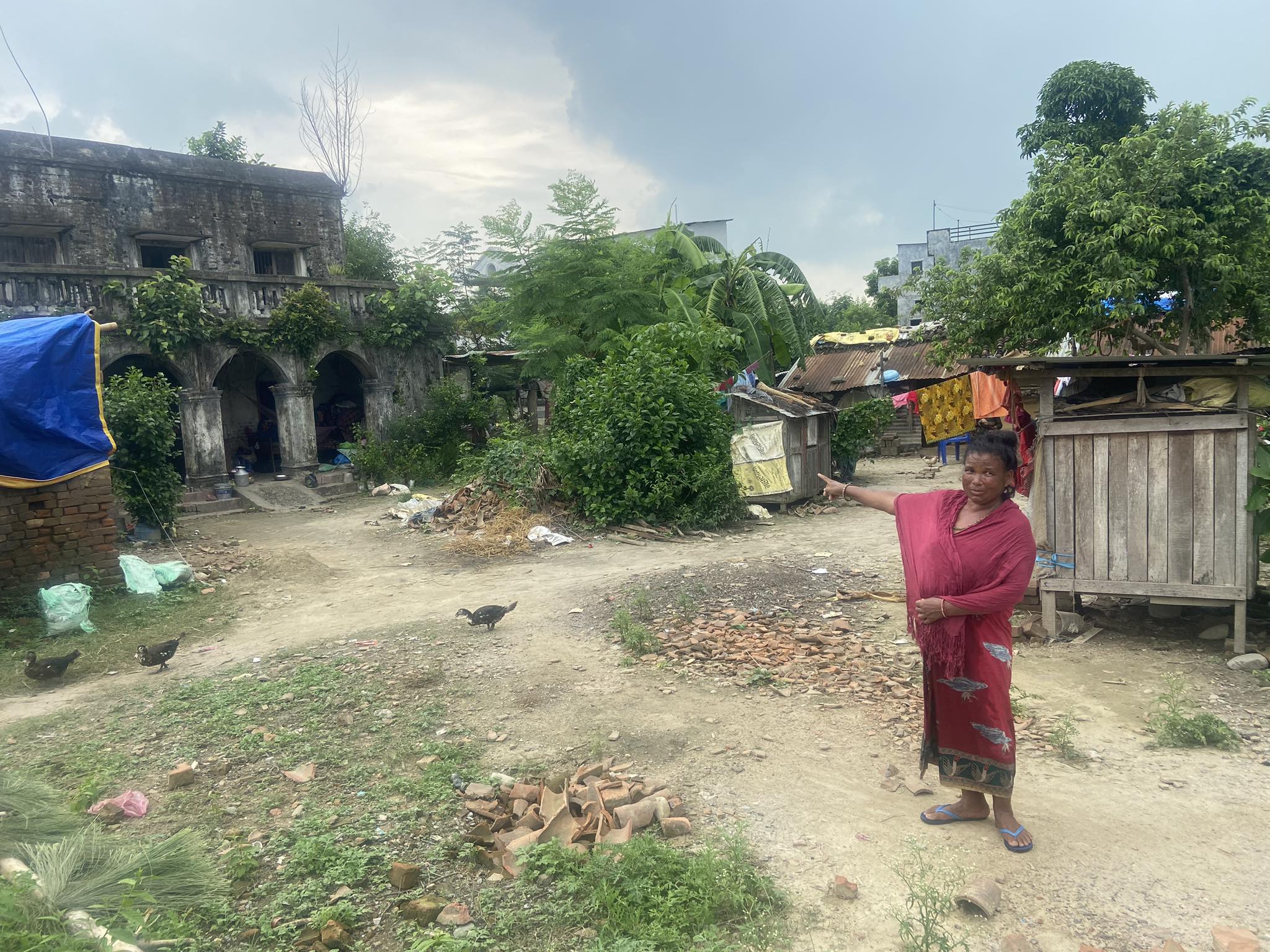 तीन पुस्तादेखि बस्दै आएको झुपडीमा जमिन्दारले डोजर चलाए, दुई परिवारको बिचल्ली