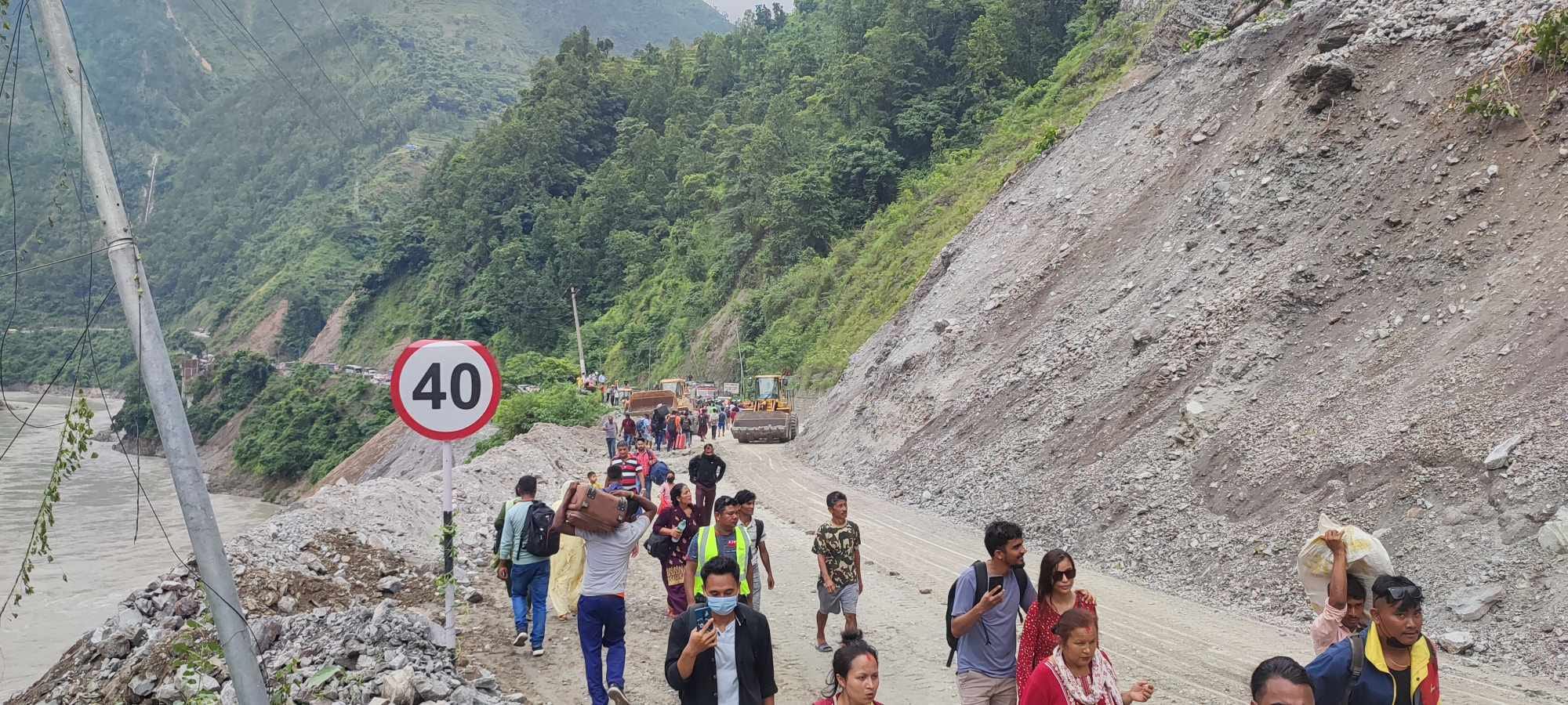 १७ घण्टापछि खुल्यो नारायणगढ–मुग्लिन सडक