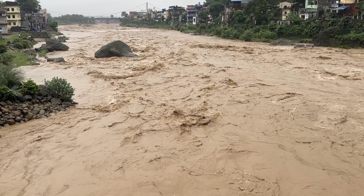 देशभर अविरल वर्षा, सतर्क रहन आग्रह