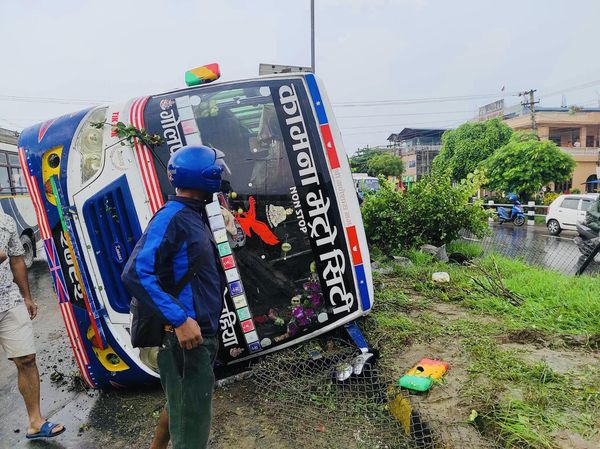 तिलोत्तमाको शंकरनगरमा बस दुर्घटना: आठ जना घाइते