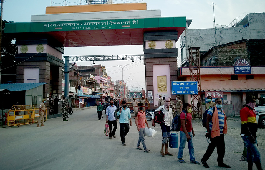 रुपन्देहीको बेलहिया नाकाबाट दशैंका लागि स्वदेश फिर्नेको लर्को