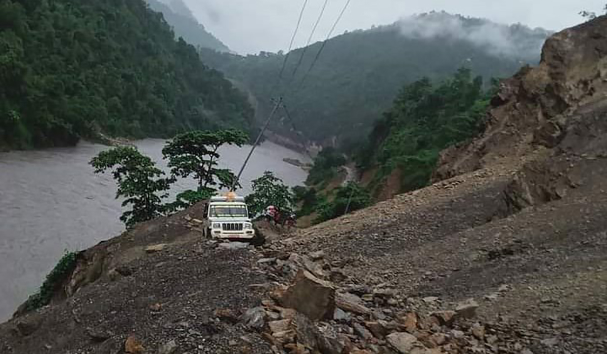 बर्षाका कारण पहिरो खसेपछि कालीगण्डकी करिडोर अबरुद्ध
