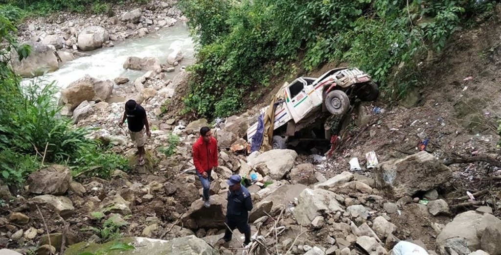 तिनाउमा जीप खस्यो, २ जना घाईते
