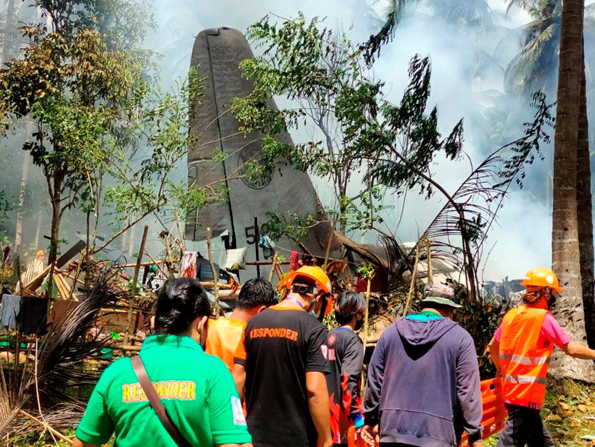 17 killed in Philippine military plane crash