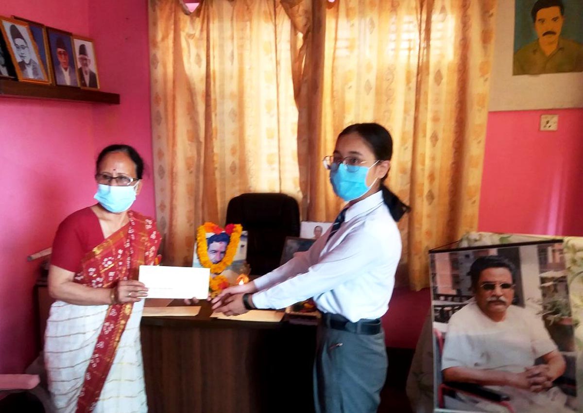 कविता प्रतियोगिताका विजयी विद्यार्थी पुरस्कृत