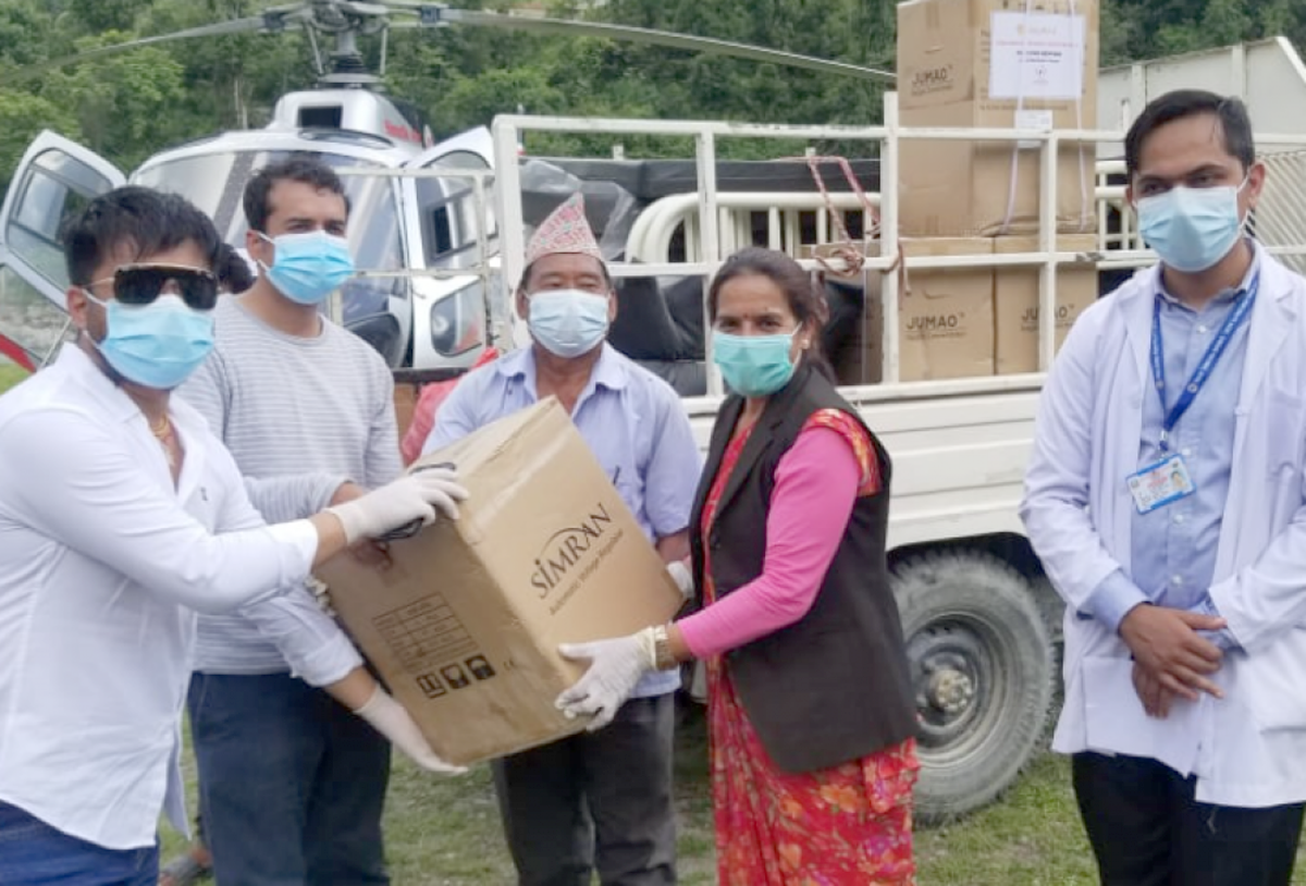तनहुँ समाज युकेले स्वास्थ्य सामग्री पठाउँदै